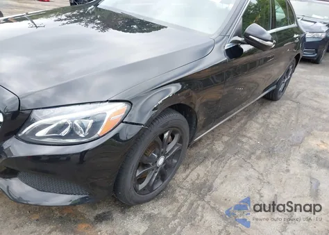 2015 Mercedes-Benz C 300 4Matic z USA, uszkodzony, nr VIN 55SWF4KB1FU061056